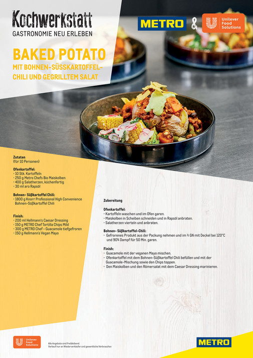 Baked Potato mit Bohnen-Süßkartoffel-Chili und gegrilltem Salat